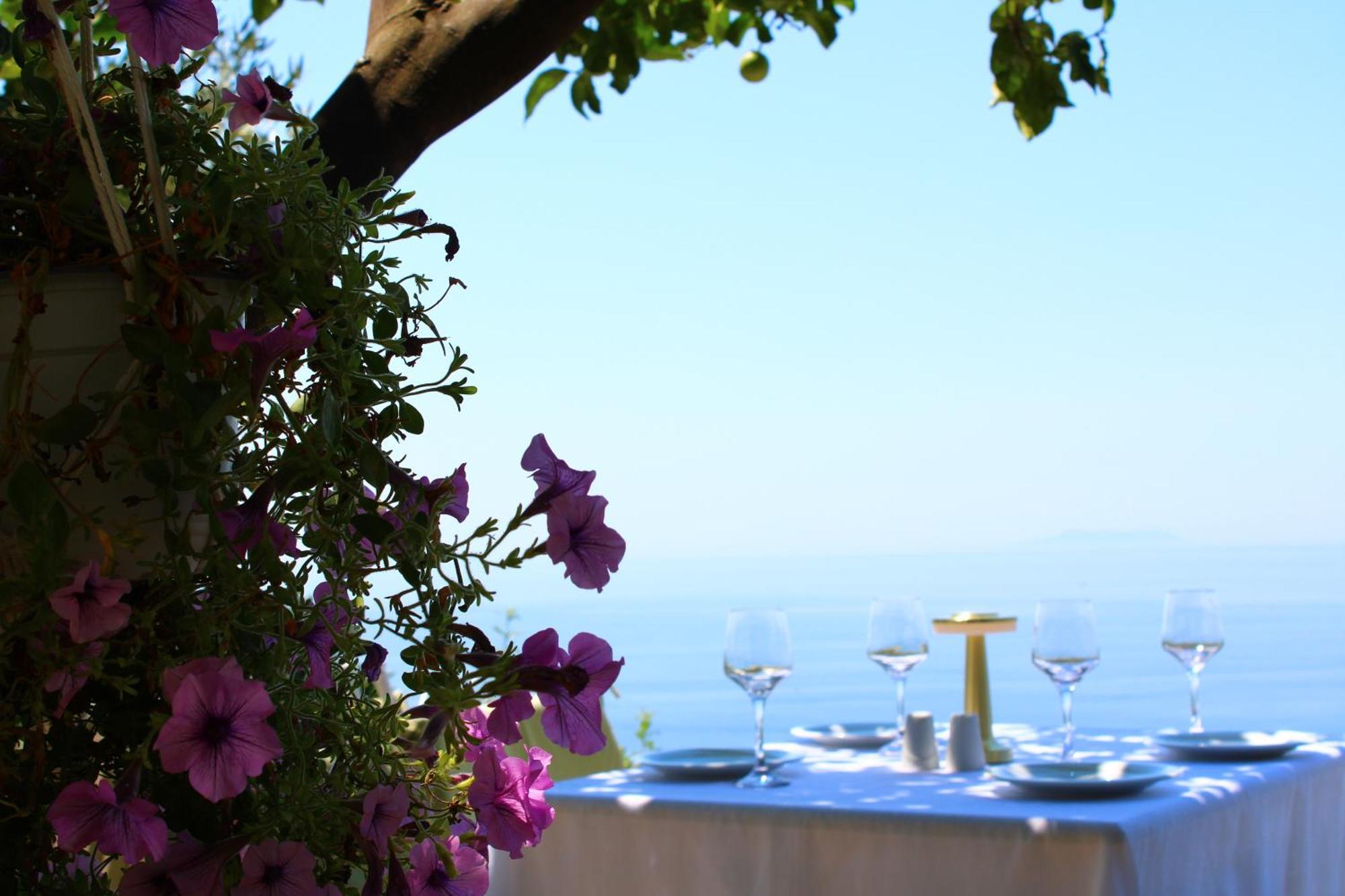 Aphrodite'S Garden Himare Bagian luar foto