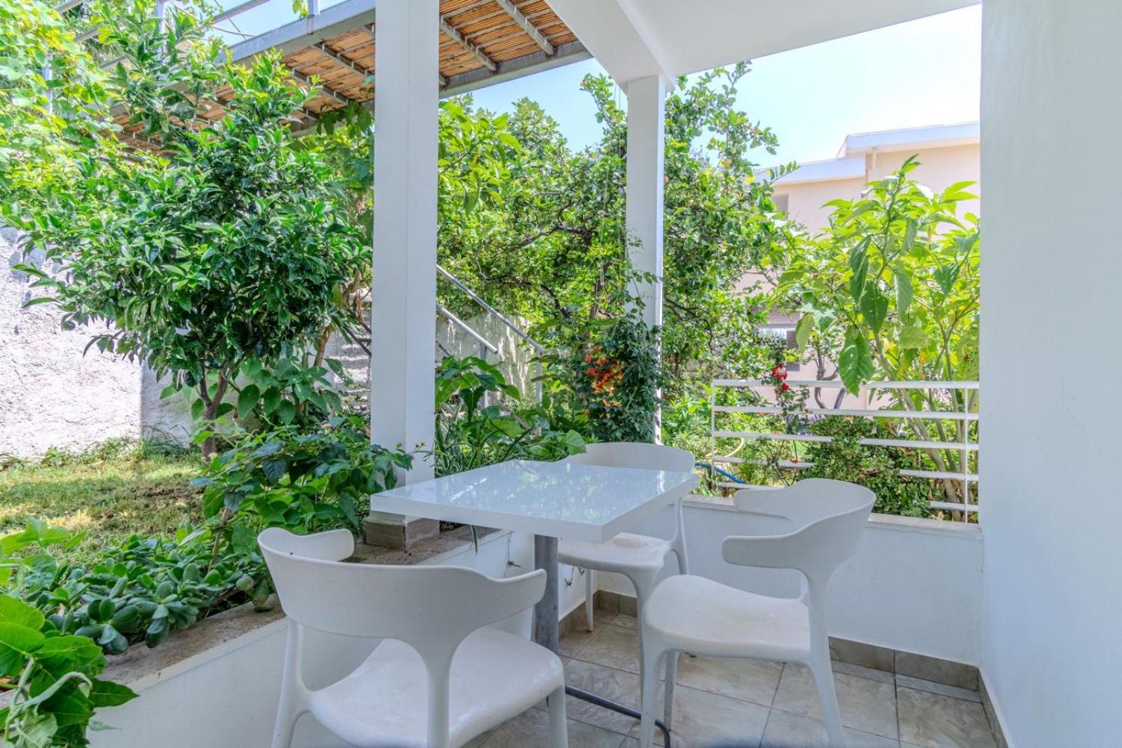 Aphrodite'S Garden Himare Bagian luar foto