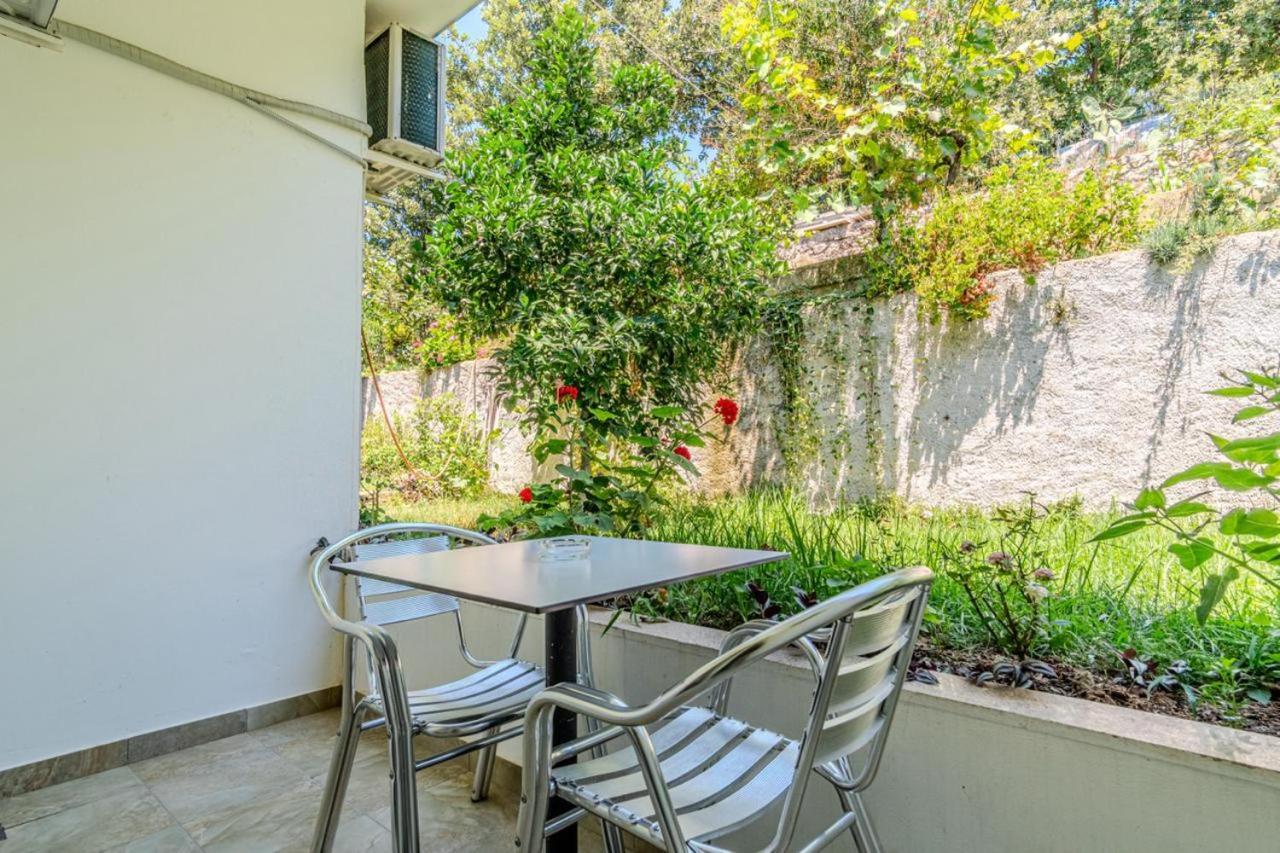 Aphrodite'S Garden Himare Bagian luar foto